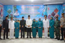 Sekda Medison foto bersama saat saat memimpin Serah terima jabatan (Sertijab) Camat Lembah Gumanti