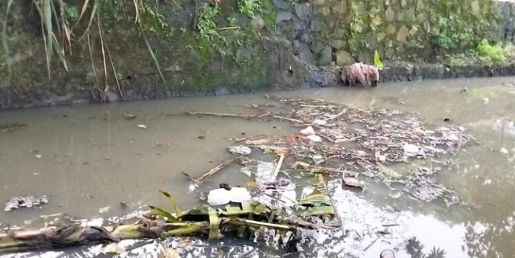 Akibat Pintu Air Tandon Di Buka Sampah-sampah Mengalir Di Saluran Pembuangan Air Besar Perumahan Binong Permai