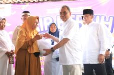 PERUMDAM TKR menyalurkan 250 paket sembako kepada warga sekitar TPA melalui program Tanggung Jawab Sosial dan Lingkungan Perusahaan (TJSLP).