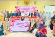 Peserta kegiatan sosialisasi foto bersama Wali Nagari Tanjung Bonai Aur, tim pengabdian masyarakat STIKes Ranah Minang dan jajaran Dinkes Kab. Sijunjung.