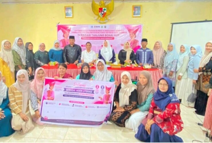 Peserta kegiatan sosialisasi foto bersama Wali Nagari Tanjung Bonai Aur, tim pengabdian masyarakat STIKes Ranah Minang dan jajaran Dinkes Kab. Sijunjung.