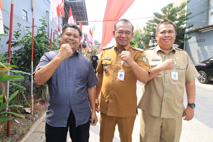 Camat Cipondoh Muhamad Marwan (tengah)